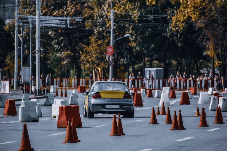 Навчальний автомобіль на майданчику з конусами - скільки заробляє автошкола