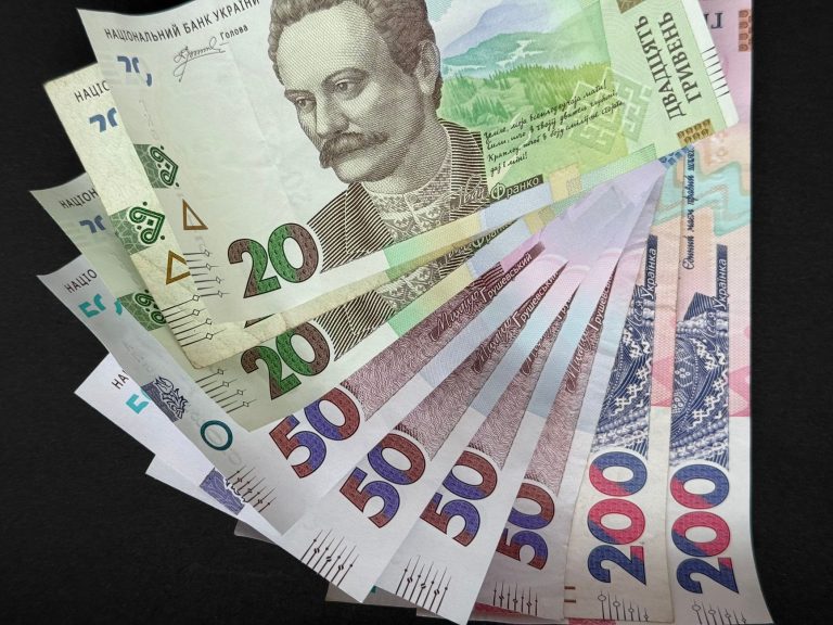 Гривневі купюри крупним планом - чи може ФОП працювати з готівкою