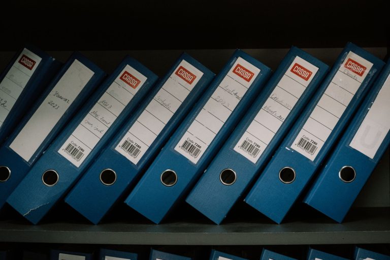 Що буде з ФОП після смерті власника: спадщина і борги у 2026 Папки з документами в архіві - що буде з ФОП після смерті