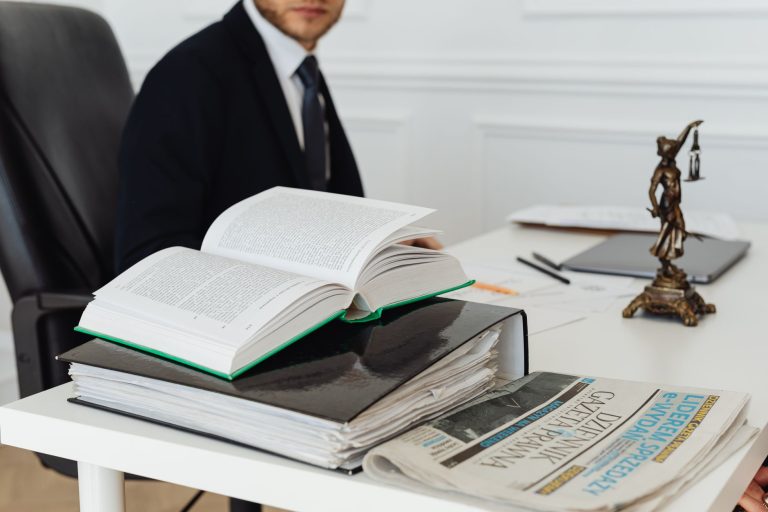Чи потрібен ФОП юрист і коли до нього звертатись у 2026 Юридичні книги і документи - чи потрібен ФОП юрист
