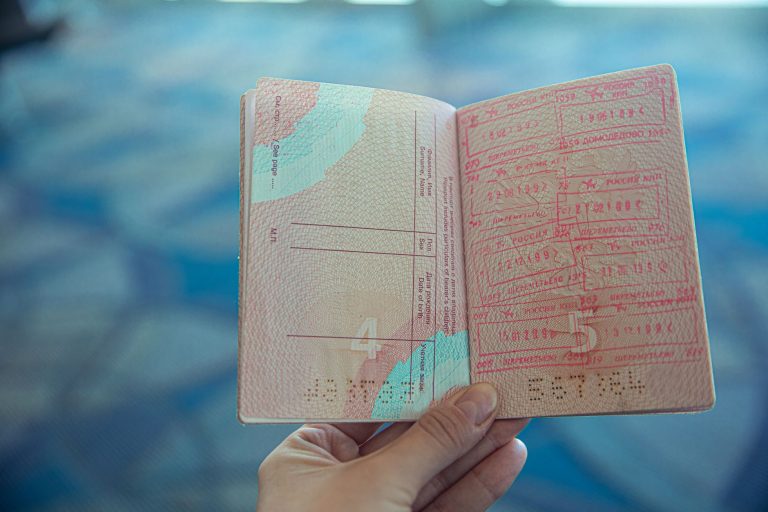 Паспорт і документи на столі - чи може іноземець відкрити ФОП в Україні