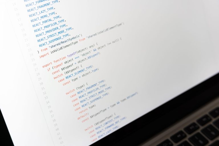 Який КВЕД для IT-фрілансера у 2026: коди для розробника, дизайнера, тестувальника Код на екрані ноутбука - КВЕД для IT-фрілансера
