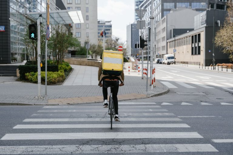 Кур'єр на велосипеді з термосумкою - КВЕД для кур'єрської доставки