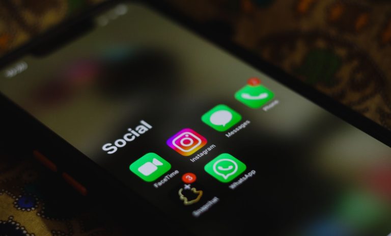 Іконки соцмереж на екрані смартфона - КВЕД для SMM-спеціаліста