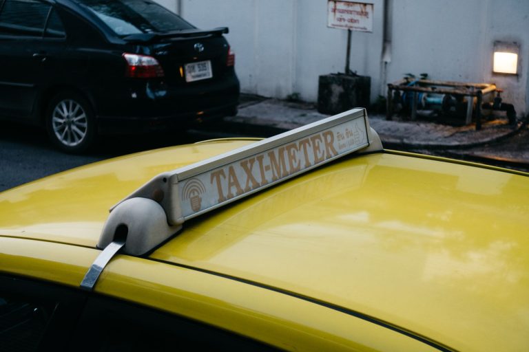 Дах жовтого таксі з шашкою - КВЕД для таксі в Україні
