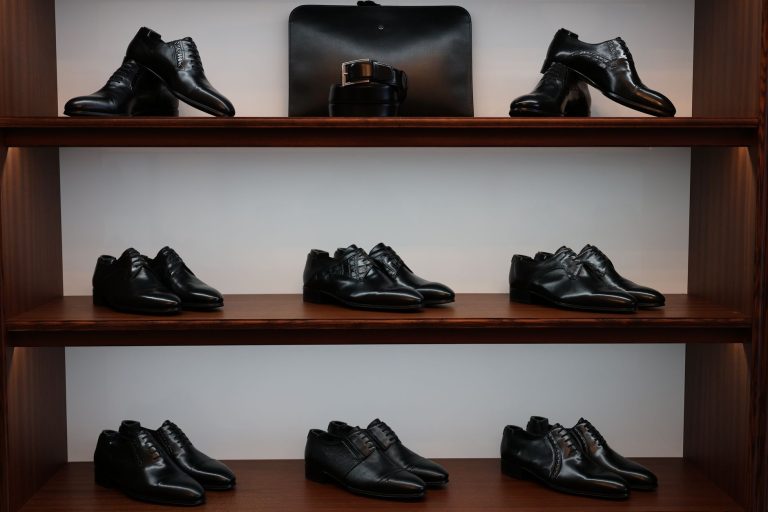 Взуття на вітрині магазину - скільки заробляє магазин взуття