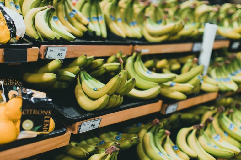 Скільки заробляє продуктовий магазин в Україні 2026 Полиці з фруктами і продуктами у магазині - скільки заробляє продуктовий магазин