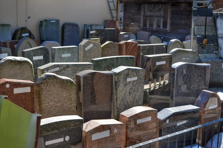 Гранітний пам'ятник з квітами - скільки заробляє ритуальний бізнес