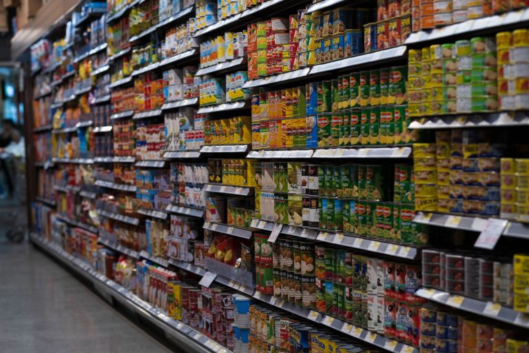 Скільки заробляє власник продуктового магазину у 2026 Полиці продуктового магазину з товарами - скільки заробляє власник