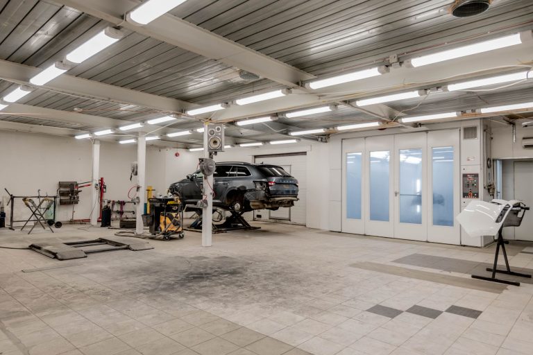 Бокс автосервісу з підйомником для ремонту авто