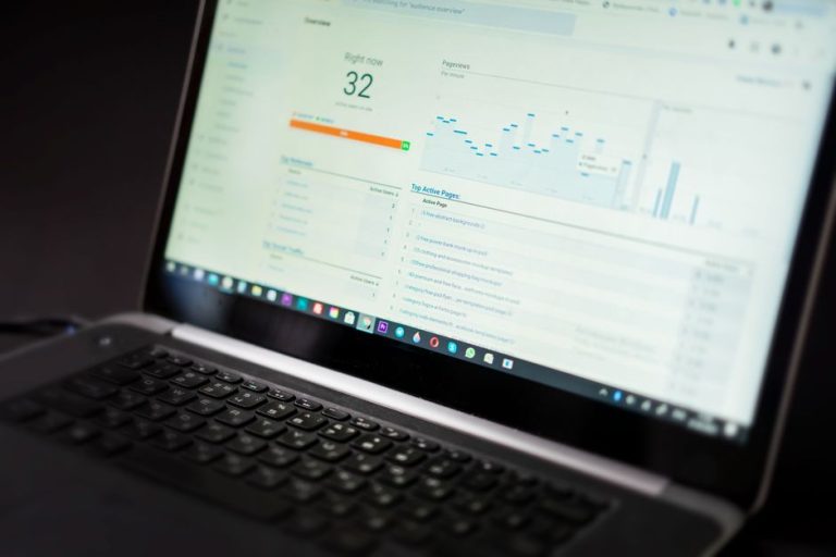 Ноутбук з дашбордом ERP-системи для бізнесу