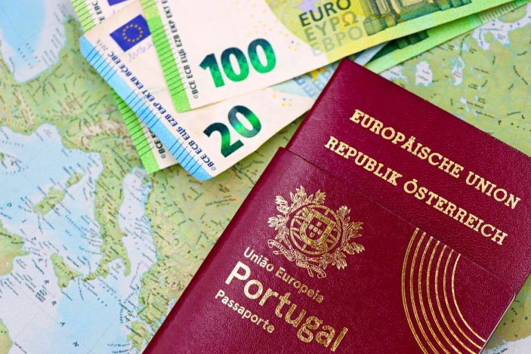 Паспорти ЄС, євро та карта Європи як символ реєстрації компанії за кордоном