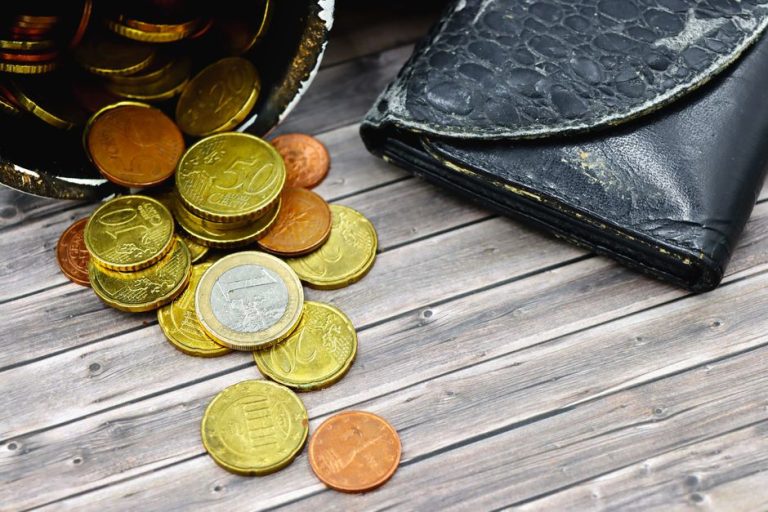 Порожній гаманець і монети на столі - символ старту бізнесу без грошей