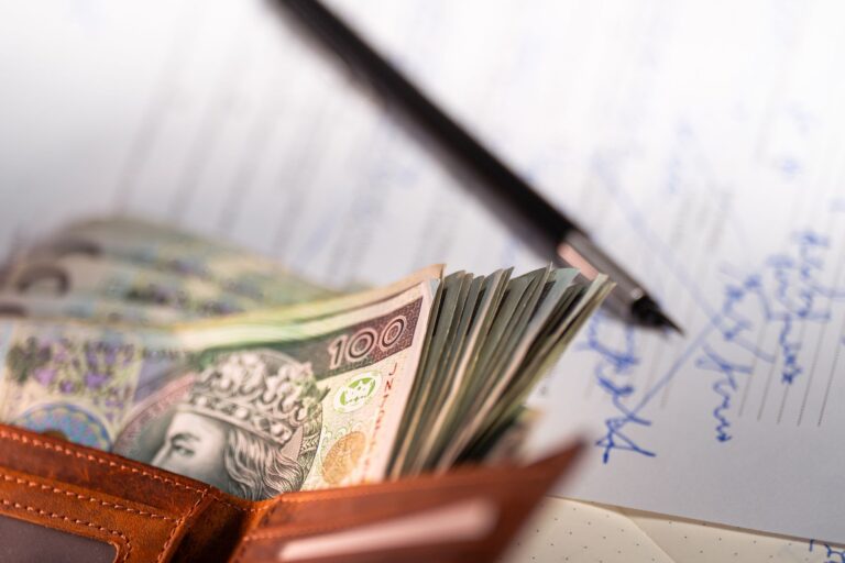 Договір позики: зразок і коли потрібен замість розписки Підписаний договір позики, ручка та купюри на столі