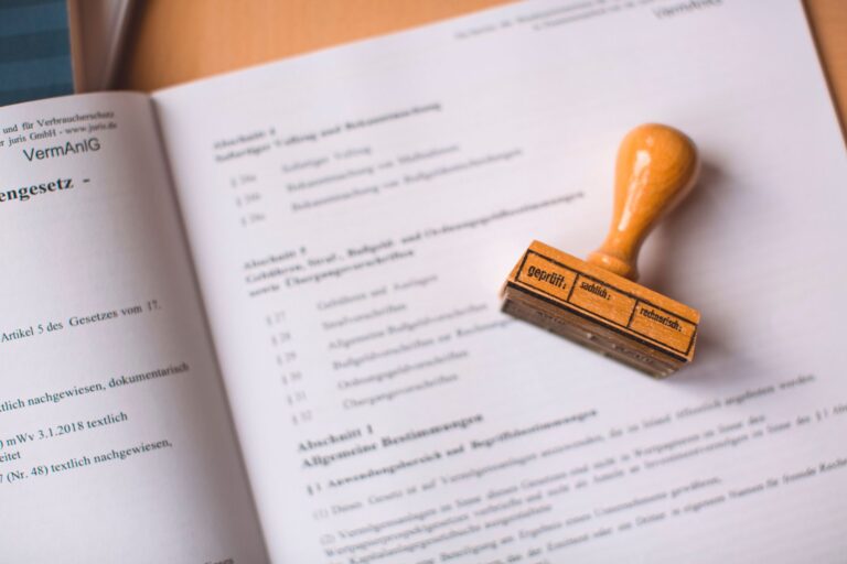 Відкритий статут і печатка на столі як символ реєстрації ТОВ з одним засновником